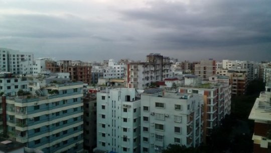 La un pas de tragedie în Buzău, după ce un copil de 4 ani a căzut de la etajul patru al unui bloc