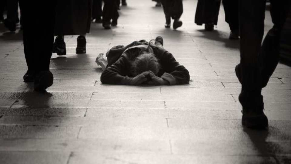 Femeie de 38 de ani, reţinută deoarece îşi bătea copiii minori şi îi punea să cerşească