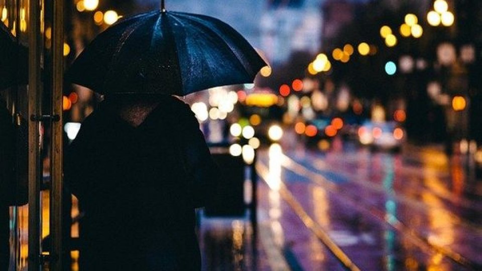 Vremea se răcește drastic în București: Furtuni și ploi abundente până marți