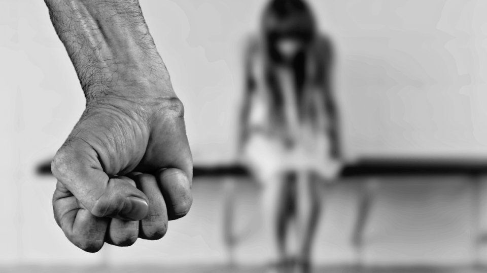 Mureş: Două persoane bănuite de violenţă familială şi agresiune sexuală, arestate preventiv