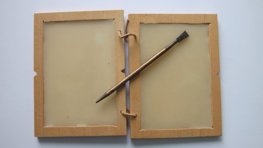 Tăblița cu ceară, un simbol al educației de odinioară: Cum a fost utilizată de generații întregi