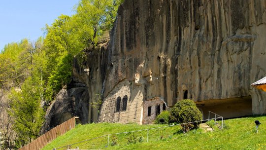 Mânăstirea rupestră Corbii de Piatră va fi restaurată