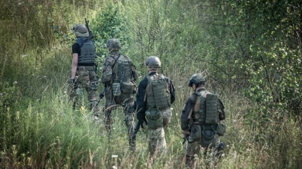 Aproape jumătate din români resping reintroducerea serviciului militar obligatoriu