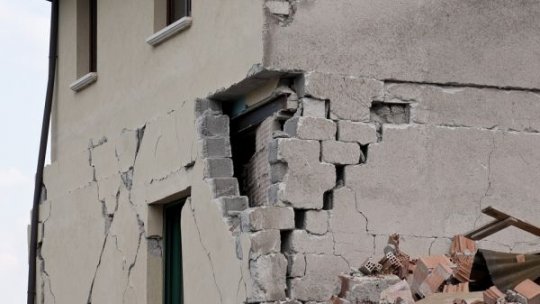 Incidente la locul exploziei din București: Un individ a încercat să să intre cu forța în zona restricționată