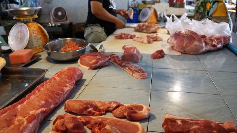 Consumatorii români vor carne locală, dar nu știu s-o diferențieze