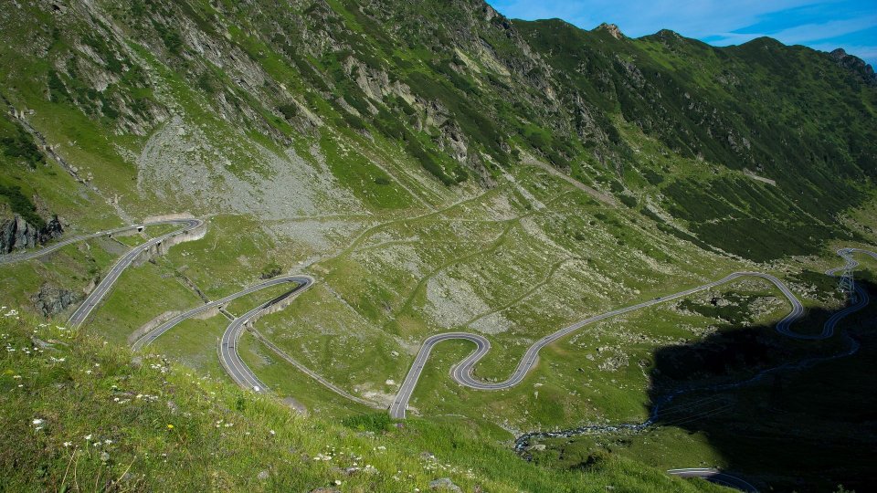 Drumurile montane Transfăgărășan și Transalpina, închise de luni pentru siguranță