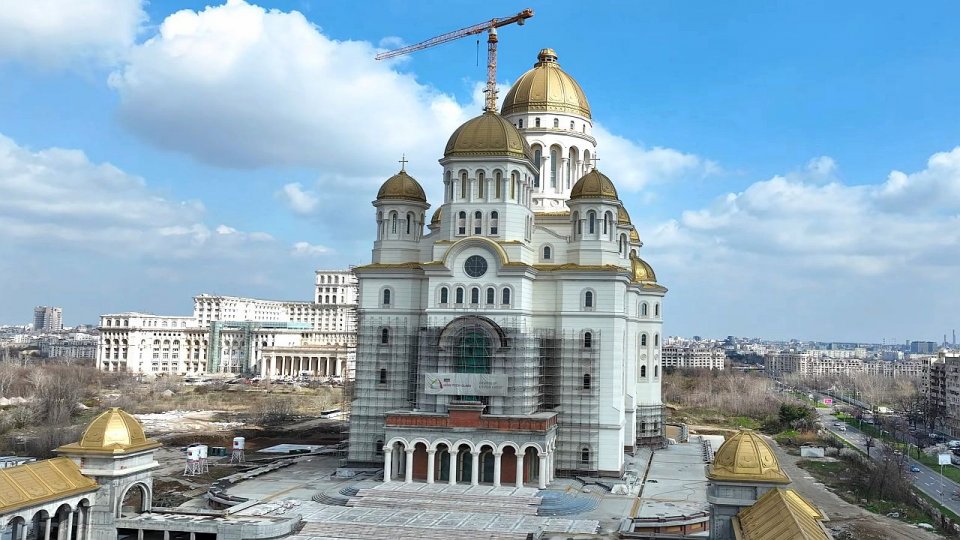 Vizită istorică: Patriarhul Bartolomeu I a sosit la București, pentru sfințirea picturii Catedralei Naționale