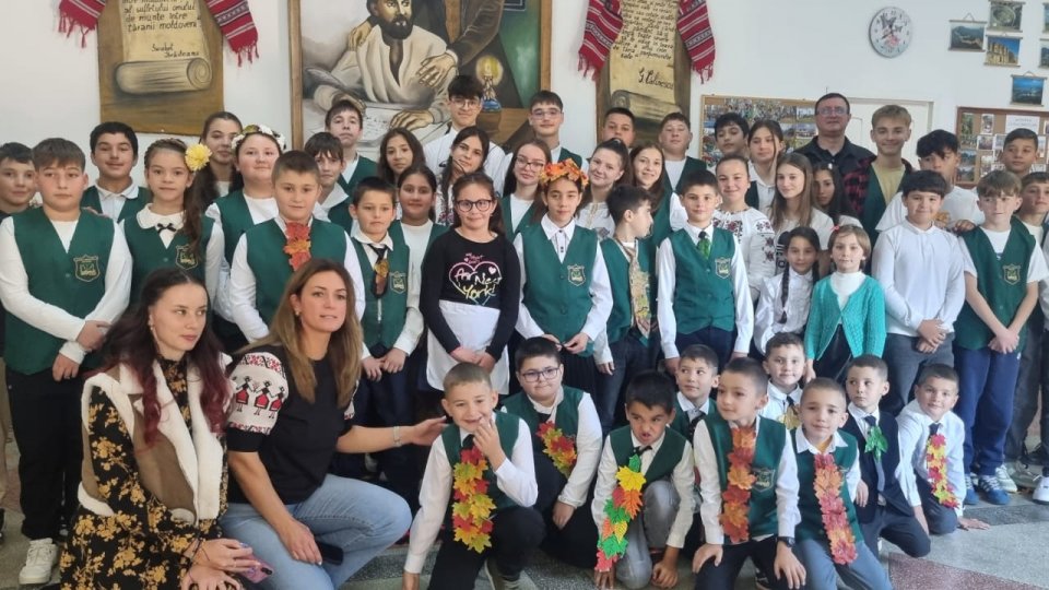„Spectacolul toamnei ilustrat în arte, sărbători și tradiții”, la Școala Gimnazială Helegiu (galerie foto)