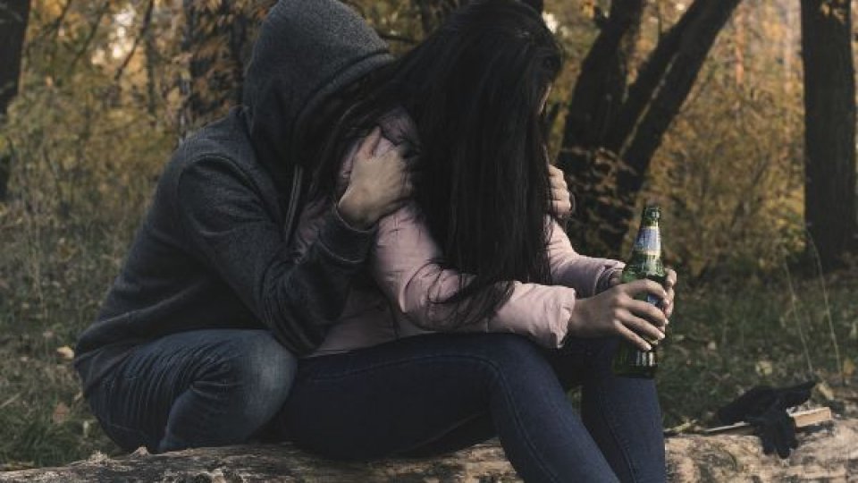 Elevii români, tot mai expuși la vicii: Sub media UE la droguri, dar peste la alcool și fumat
