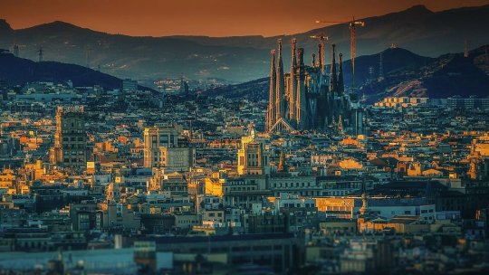 Biserica cu cel mai înalt turn din lume este acum Sagrada Familia, opera lui Gaudí