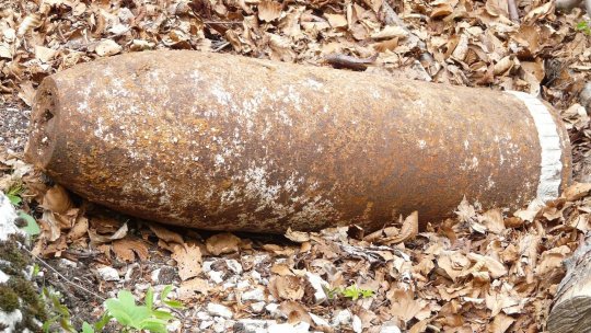 Pirotehniștii ISU Bihor, solicitați de urgență după descoperirea unor bombe de război lângă o stație de autobuz