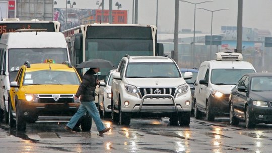 Ploile abundente au blocat traficul: Apa s-a revărsat pe șoselele din Galați