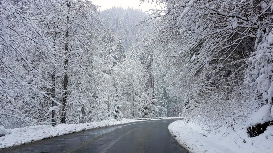 Transfăgărăşanul se închide temporar din cauza ninsorilor abundente