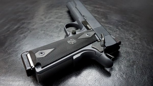 Incident violent în Galaţi: Bărbat împuşcat, după ce a ameninţat poliţiştii cu o sabie