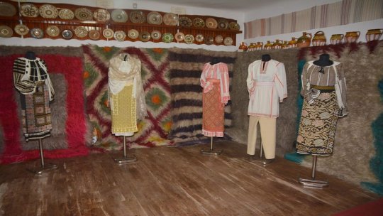 Întâlnire cu tradiția: folcloriștii argeșeni se reunesc și aduc omagii