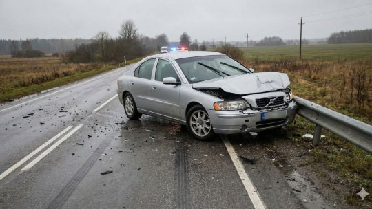 Șofer băut pierde controlul volanului, provoacă avarii în lanț și se oprește în gardul Primăriei Târgu-Neamț
