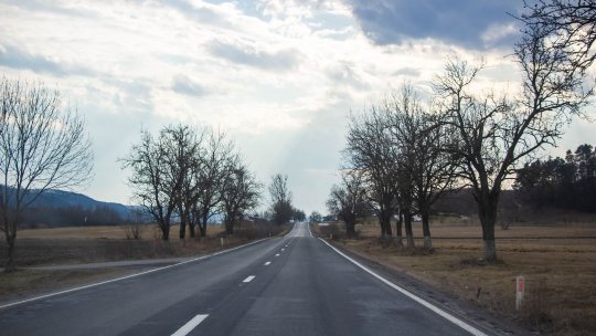 O mașină a ieșit în decor și s-a răsturnat la ieșirea din orașul Săveni