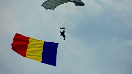 Cum se desfășoară parada militară de Ziua națională la Arcul de Triumf