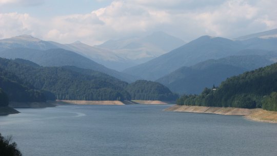 Lacul Vidraru este deversat controlat. Autoritățile avertizează asupra creșterii debitelor în aval