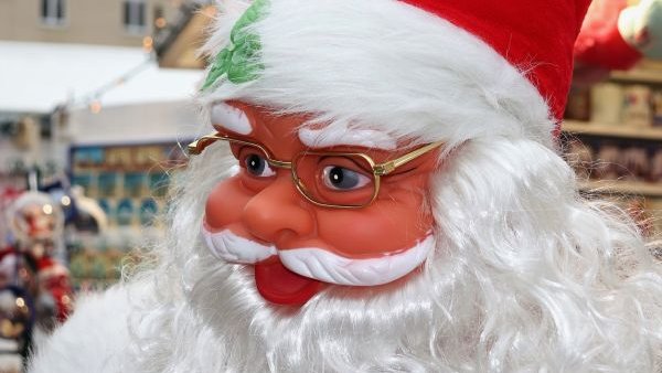 Moș Crăciun vine la București, la Târgul de Crăciun din Piața Constituției