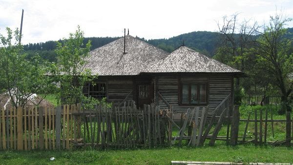 Când casa „vorbește”: Pocnituri și zgomote nocturne, cum le explicau bătrânii