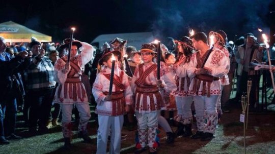 Când colindul se întoarce acasă: Tradițiile care țin satul viu, chiar și în oraș