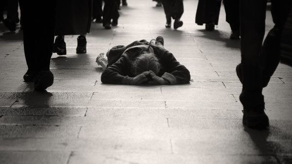 Cerşetoria sezonieră devine un fenomen tot mai vizibil. Zonele aglomerate, vizate de „turismul pentru cerşit”