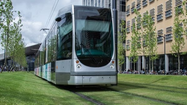 Coliziune violentă între un tramvai și o mașină la Iași