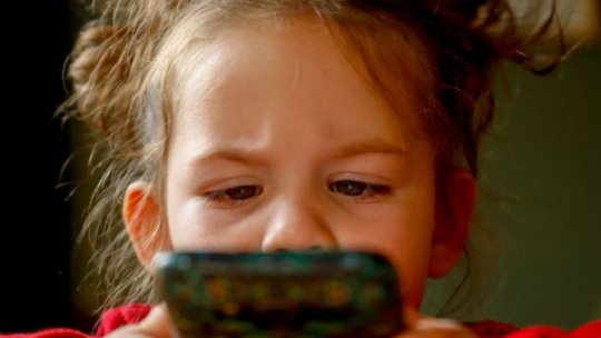 Părinții români le cumpără copiilor smartphone-uri de la vârste mici