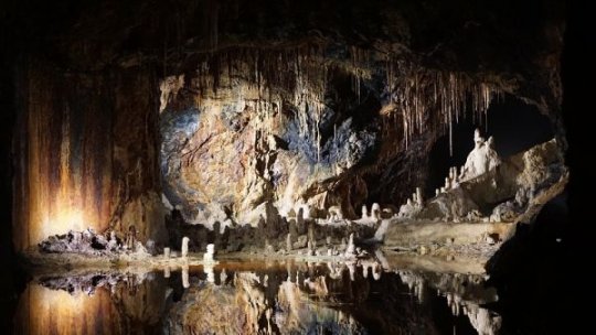 Nouă minune naturală: Cercetătorii au identificat în Albania cel mai mare lac termal subteran