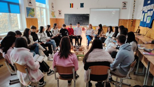 Lectura, o punte spre educație: Cum îi ajută profesorii pe elevi să redescopere bucuria cititului