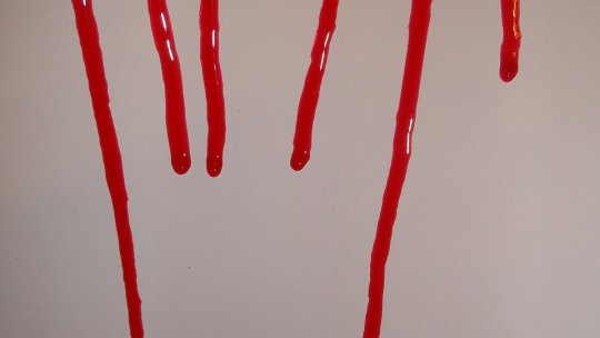 Olt: O tânără care şi-ar fi înjunghiat partenerul, cercetată pentru violenţă în familie
