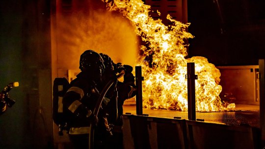 Cauza probabilă a incendiului izbucnit la un tren de călători a fost un scurtcircuit la panoul vagonului
