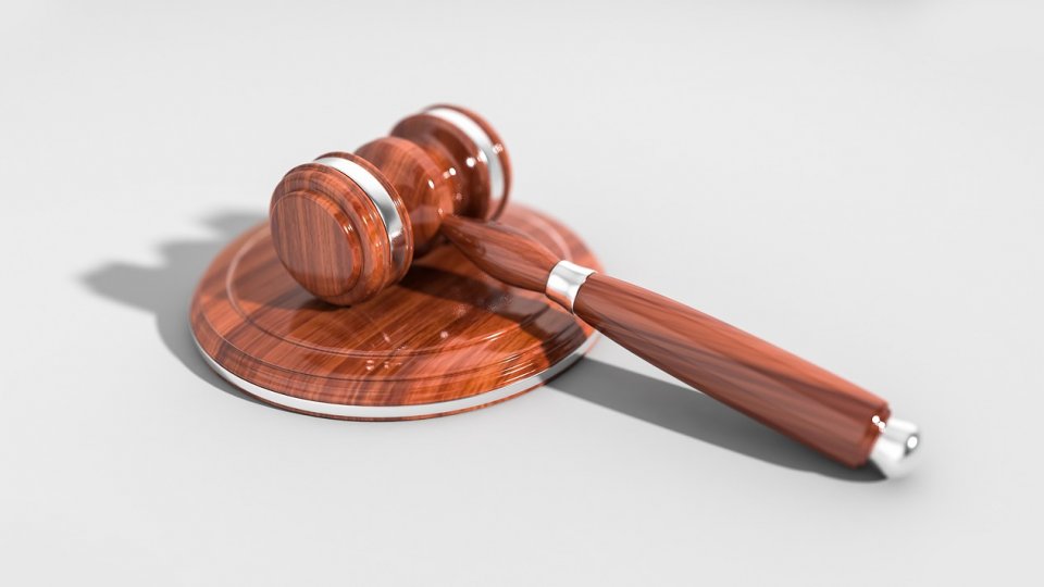 Buzău: Fost primar trimis în judecată pentru delapidare, după ce primăria ar fi achitat o factură unei firme