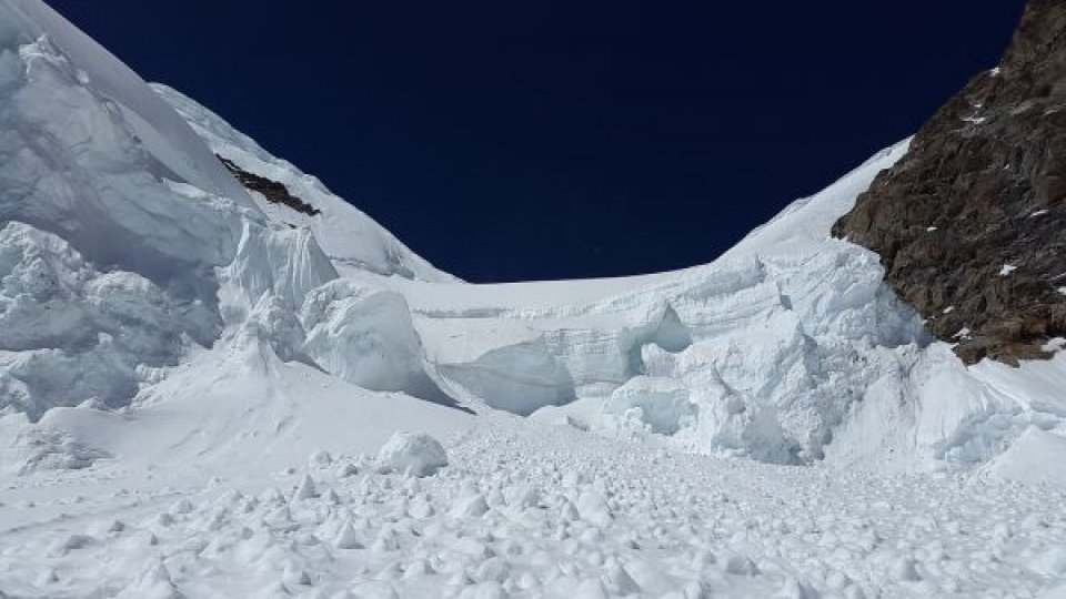 Stratul de zăpadă instabil crește riscul de avalanșe în Bucegi și Făgăraș