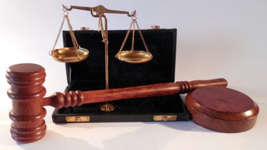 Un impostor a pledat în zeci de dosare, dându-se drept avocat în instanțele din Brăila și Galați