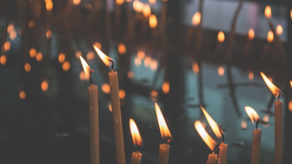 Lumina Sfântă, adusă sâmbătă seara de la Ierusalim, ajunge în bisericile din toată ţara