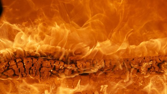Mai sunt zone sensibile după incendiul de la Cetăţeni, care trebuie să rămână sub supraveghere pentru ca focarele să nu se reaprindă
