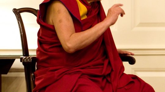 Dalai Lama transmite condoleanţe după moartea papei Francisc, cu 'o viaţă simplă, dar plină de sens'