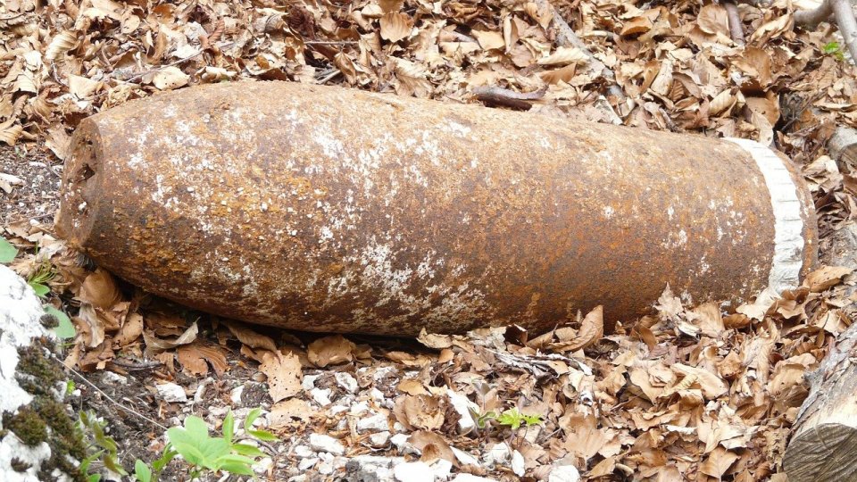 Giurgiu: Două proiectile explozive, găsite pe un teren din Băneasa, în urma unor lucrări agricole