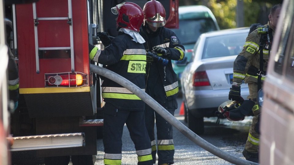 Două persoane rănite în urma unui incendiu puternic într-un bloc din Horezu