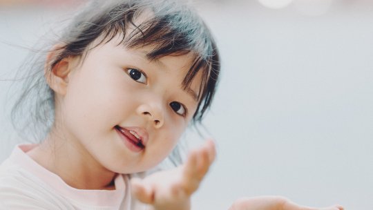 Adopţiile în scădere: 159 de copii aşteaptă o familie în Caraş-Severin