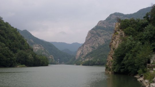 Râuri din Moldova și Transilvania, sub alertă maximă de inundații, până vineri