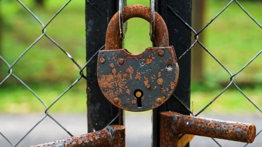 Grădina Zoologică din Timişoara, rămasă fără animale; pensionarii joacă şeptică în faţa lacătului închis