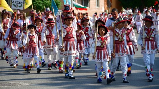 Tinerii dansatori din Costești impresionează juriul și cuceresc trofeul Festivalului „Călușul Românesc