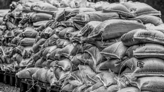 Autoritățile au intervenit în Praid cu diguri provizorii pentru oprirea viiturilor