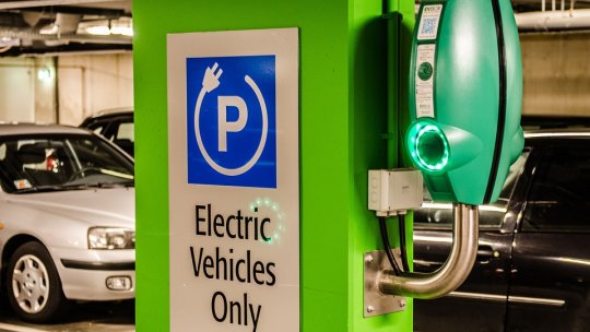 România raportează o scădere de 70% a înmatriculărilor de autoturisme full electrice, în aprilie (APIA)