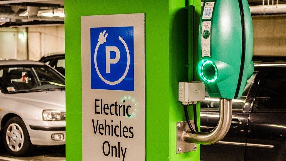România raportează o scădere de 70% a înmatriculărilor de autoturisme full electrice, în aprilie (APIA)
