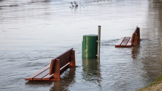 Covasna: Două drumuri blocate şi mai multe gospodării inundate în urma ploilor abundente