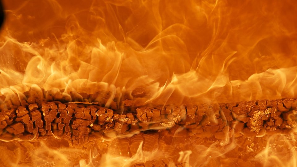 Pompierii au intervenit la stingerea unui incendiu în localitatea Ilganii de Jos